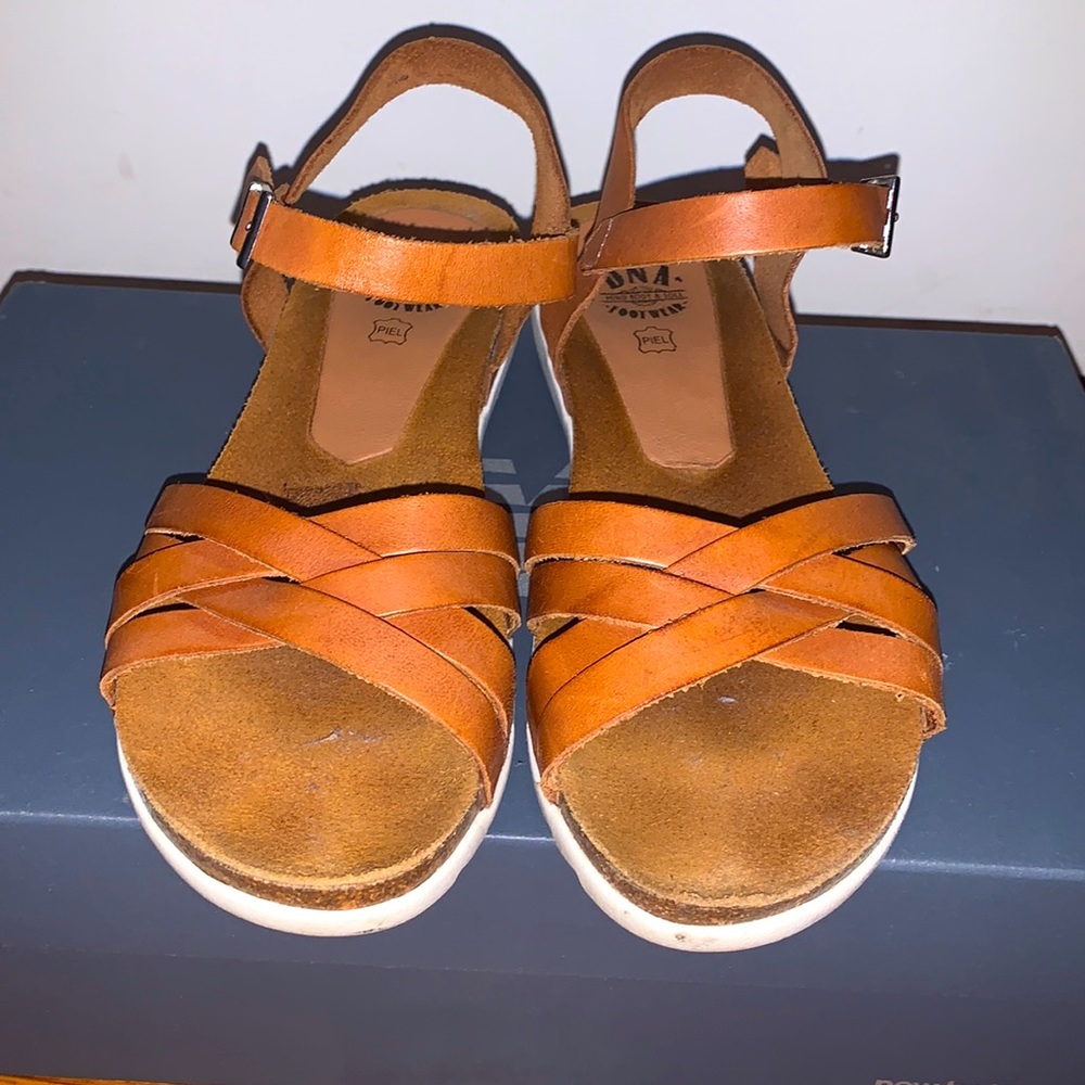 DNA FOOTWEAR Brown Leather Strap Flat Sandals 37